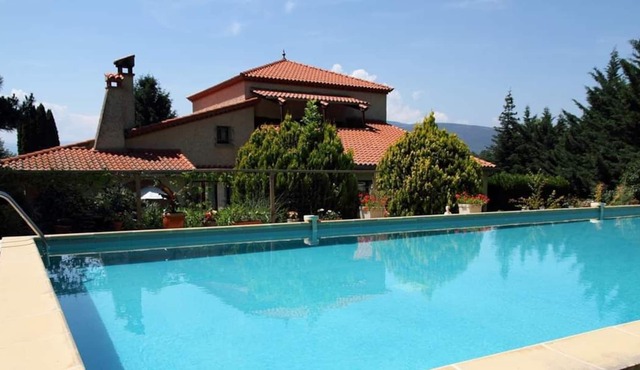 Gite rental at the foothills of the Canigou mountain with swimming pool.