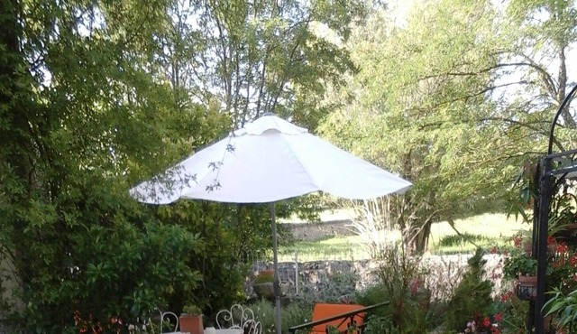 GITE RUOMS LANDSCAPED GARDEN WITH 3 ROOMS NEAR THE RIVER AND TOWN CENTER