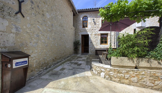 Gite rural de Guillemat. In the heart of the Bordeaux vineyards and on the banks of the Dordogne river