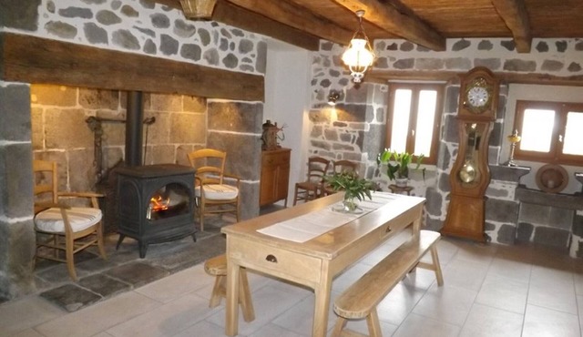 Gite Saint-Jacques-des-Blats, 4 bedrooms, 10 persons