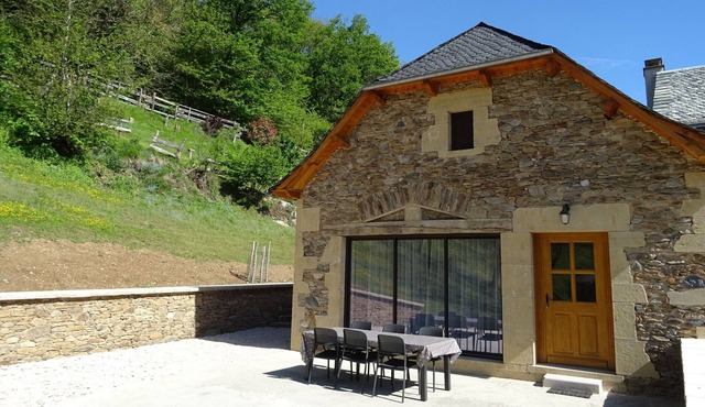 Gite Sainte-Eulalie-d'Olt, 3 bedrooms, 8 persons