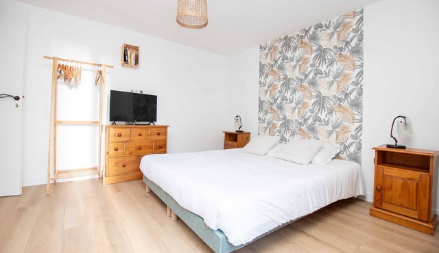 Gîte Saint-Jacques-de-Compostelle, 2 rooms, 2 bathrooms, very cool in summer, very large terrace - shared outdoor pool - private Jacuzzi optional