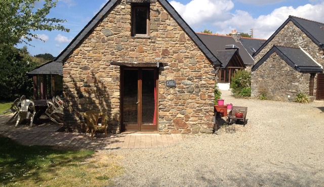 Gite sleeping 7 with pool minutes from the sea