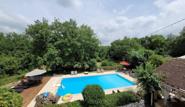 Gite sleeps 4/5 with uninterrupted view of the pool