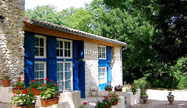 Gite Spacieux à la Compagne Avec Piscine Partagée