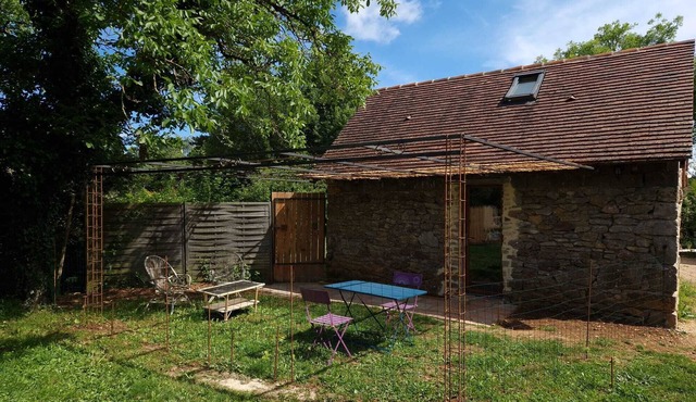 Gîte/Studio sleeps 2 with enclosed garden (pets welcome) and large shower.