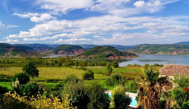 Gîte SURE in Salagou with terrace and garden