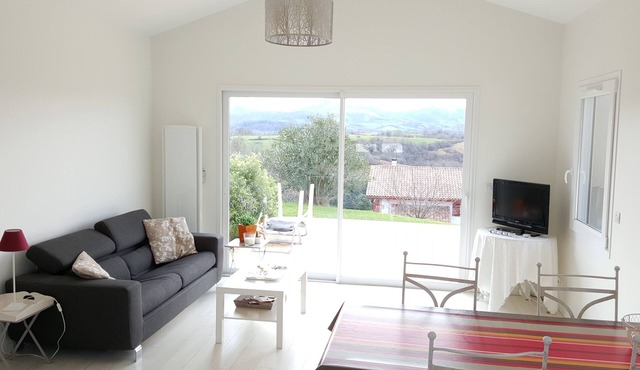 GITE T2 "Poppy" - Quiet, swimming pool and view of the Pyrenees