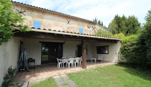 Gîte Tournesol: renovated farmhouse with swimming pool and panoramic view of the Pyrenees mountains