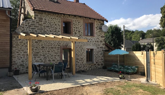 Gite w/Private Lake - 80Acres/NatureTrails/PetsOK