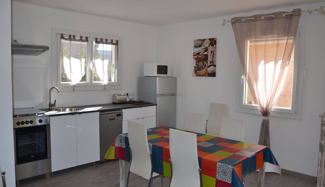 Gîte with barbecue and enclosed terrace close to shops and rivers