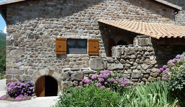 Gîte with character in local stone, very quiet location, beautiful surroundings