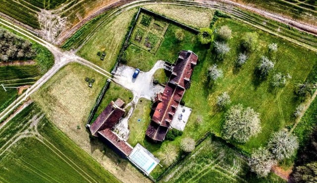 Gite with jacuzzi, sauna, heated swimming pool and pool table