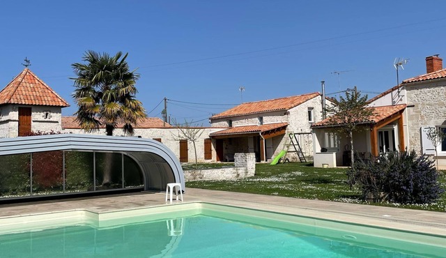 Gîte with swimming pool, peaceful setting in the Vendée