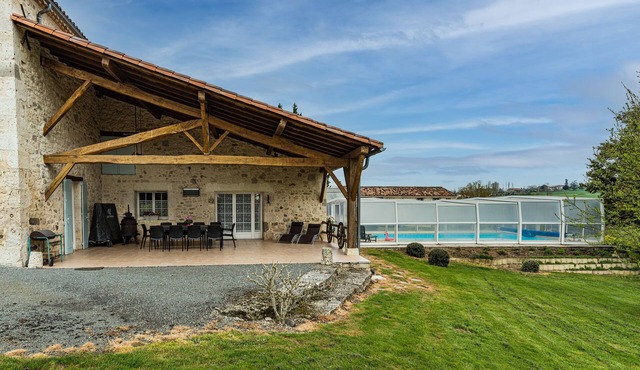 Gite with heated pool in the heart of colorful countryside.