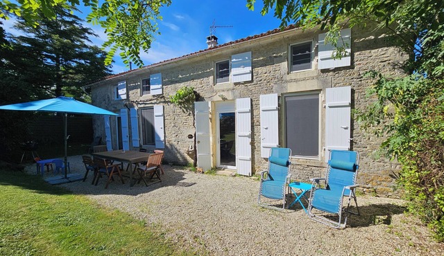 Gîte with heated swimming pool and boules pitch. Charm and serenity. Pets allowed