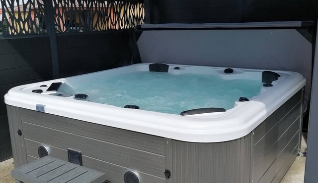 Gîte with jacuzzi 30min from Puy du Fou