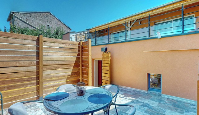 Gîte with Jacuzzi and breathtaking views of the countryside