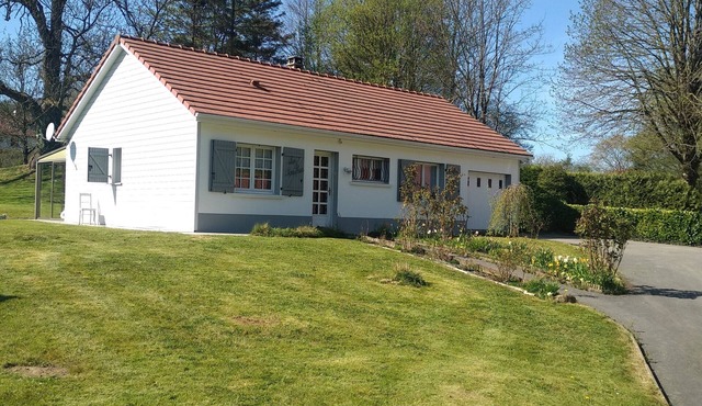 Gîte with jacuzzi, at the start of the course valley detached house