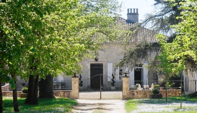 Gite with large swimming pool, play area, adapted for wheelchair users. Quality bedding.