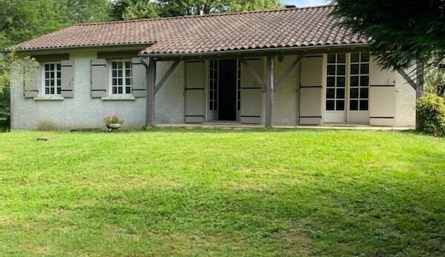 Gîte with ponds in green Perigord