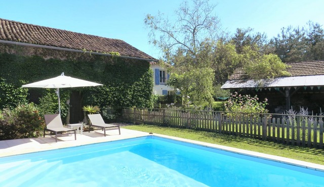 Gîte with pool, grounds, air-conditioning for peaceful family holidays in Landes
