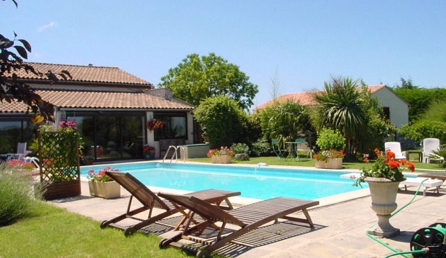 Gite with pool, Garden Room near Estuary