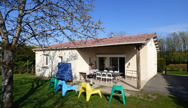 Gîte with private, covered, heated swimming pool 150 m away
