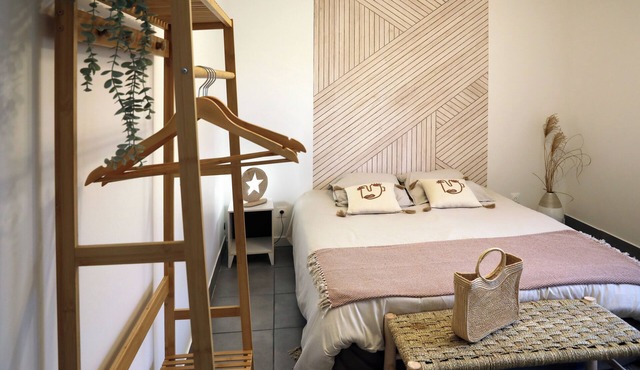 Gîte with private Jacuzzi in Douelle - calm & nature