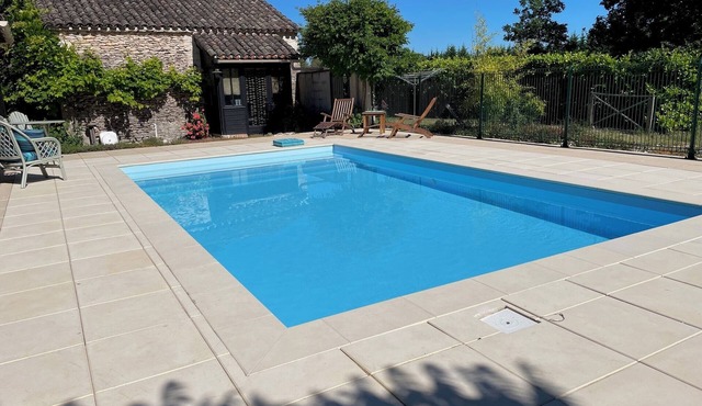 Gîte with private swimming pool, 2 bedrooms, sleeps 4, shady garden
