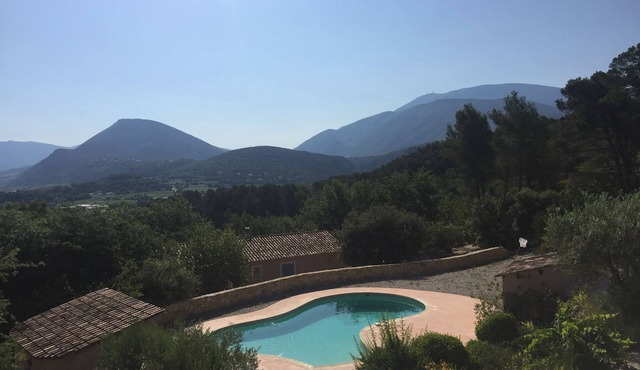 Gite with spacious rooms, swimming pool, beautiful view of Ventoux and near the river.