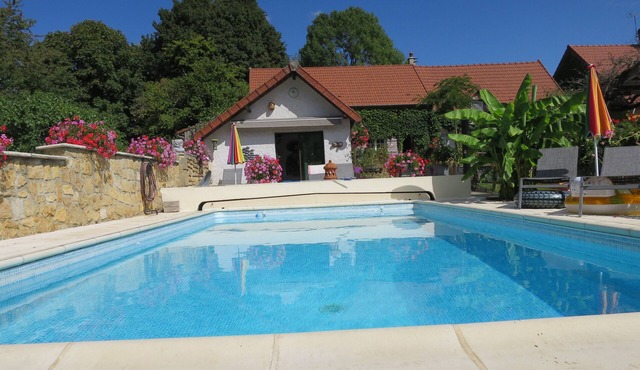 Gite with swimming pool for adults only