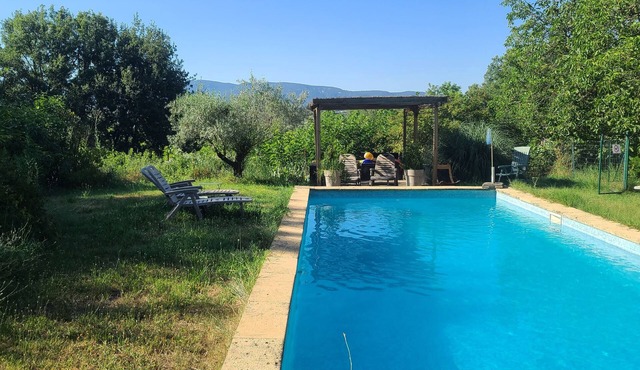 Gite with swimming pool to share in the middle of the vineyards. Pets accepted