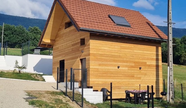 Gîte with swimming pool between lakes and mountains