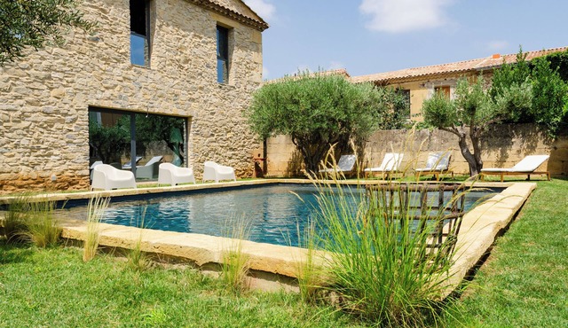 Gîte with swimming pool 15 minutes from Pont-du-Gard and Nîmes
