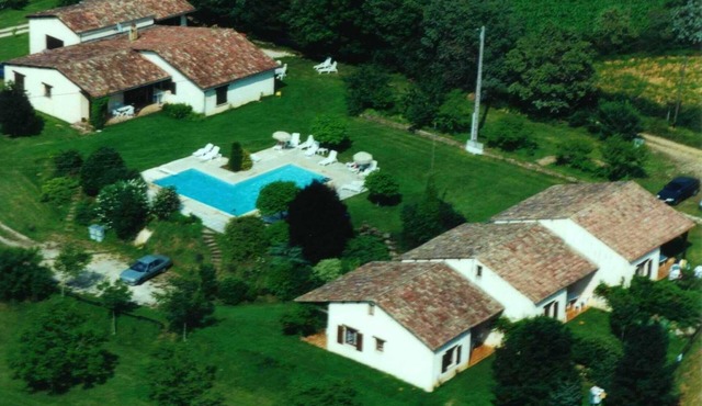 Gîte with swimming pool, playground, green space.