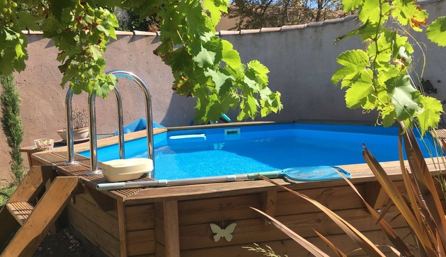Gite with swimming pool and patio (pets welcome).