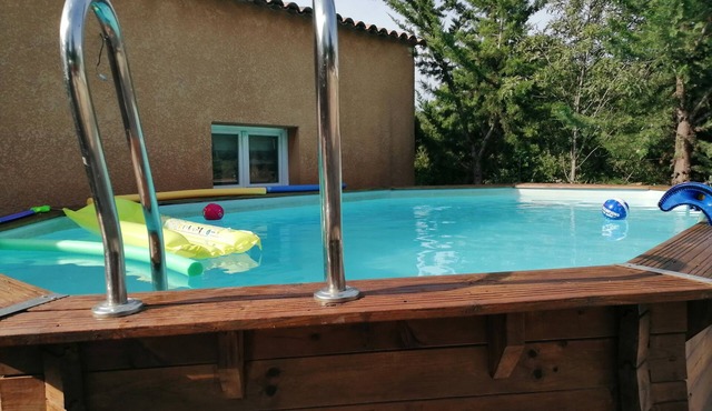 Gite with swimming pool in the countryside, near Aix-en-Prov, pets welcome.