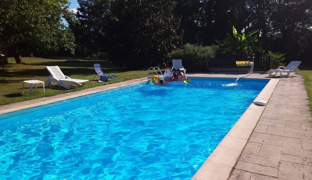 Gîte with swimming pool and air conditioning on the banks of the Lot