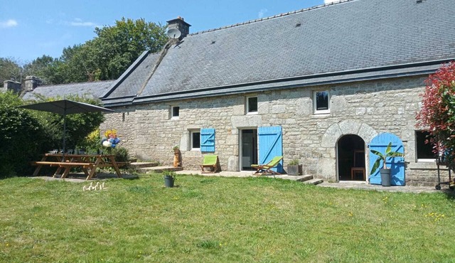 Gîte with swimming pool, in the heart of nature, Morbihan. Pets welcome