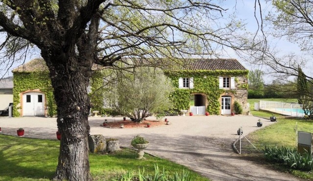 Gîte with swimming pool and pets
