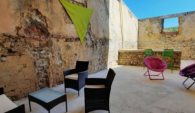 Gîte with terrace, BBQ, WIFI and jacuzzi for 2 people near the Cathar castles