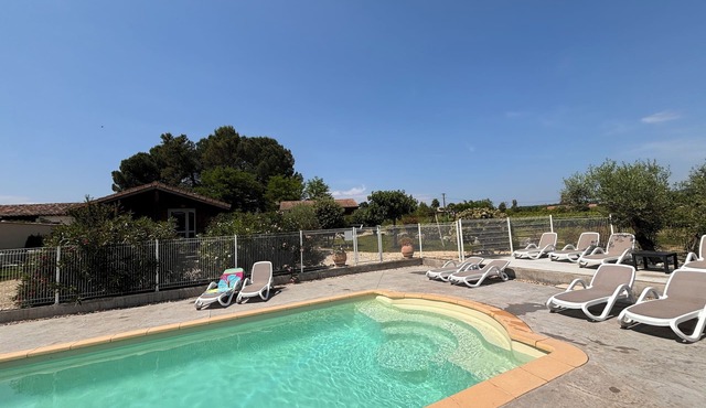 Gîte with trees, Via Ardèche access, swimming pool, large covered terrace,