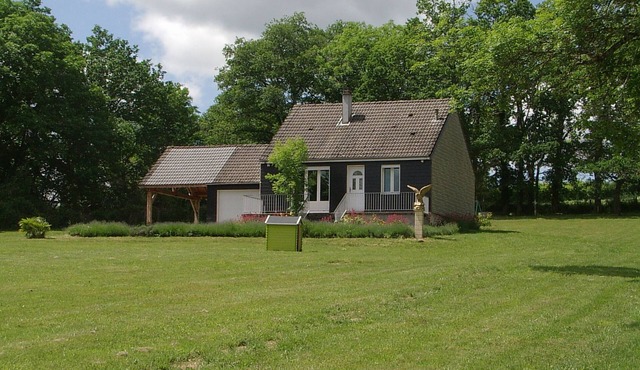 Gîte with view of the Chaîne des Puys - 4 pers - large garden - near Vulcania