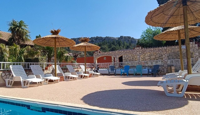 Gitelacapelle with 3 swimming pool rooms, 10mm from wild beaches, tropical setting .