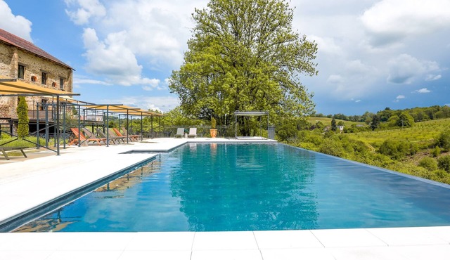 Gites de la fabrique, infinity pool, jacuzzi, playground, in/outdoor trampoline