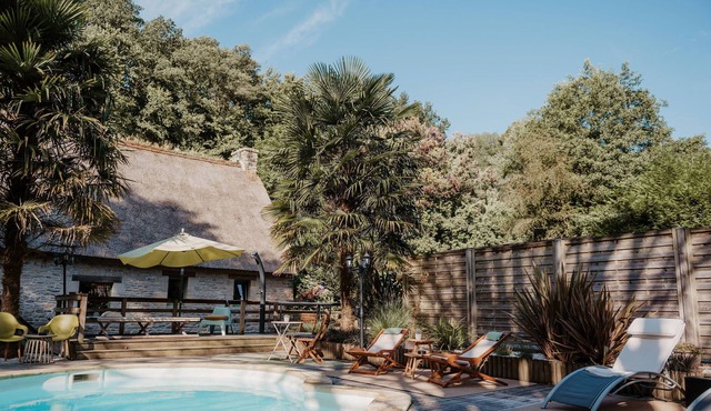 Gîtes du moulin de Kerdavid with heated swimming pool between sea and countryside