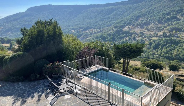 Gites en Ardèche avec Piscine et vue magnifique sur la vallée