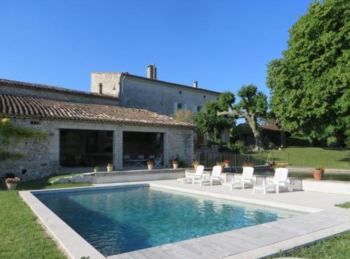 Gites le Fabras, espace de verdure, piscine collective et jeux