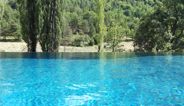 Gites Les Costoliers piscine à débordement chauffée tout confort